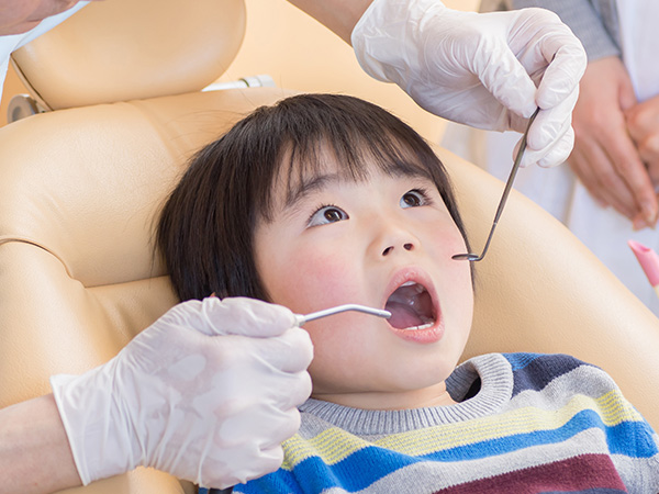 虫歯治療を受ける子供